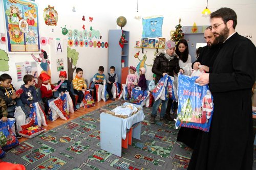 Copiii de la două grădiniţe buzoiene au primit daruri de Crăciun Poza 74811