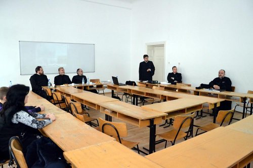 Examen de susţinere publică a lucrărilor de grad I, la Facultatea de Teologie Ortodoxă din Iaşi Poza 74799