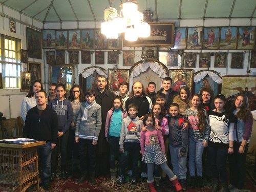 Vasile Şeicaru i-a colindat pe copiii Parohiei Costeasca Poza 74736