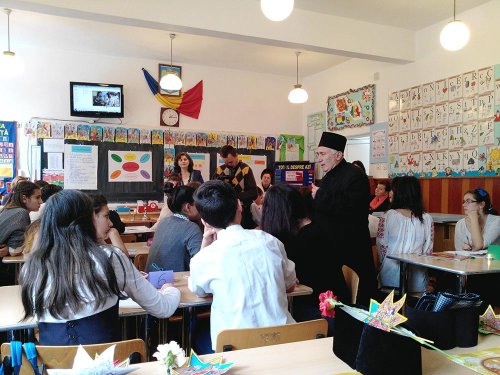 Activitate catehetică în parteneriat Biserică - Şcoală, la Liceul Economic „Nicolae Iorga“ din Paşcani Poza 74701