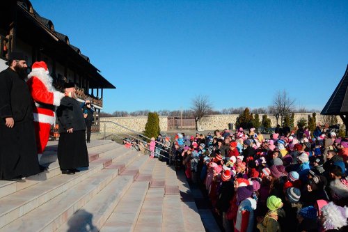 Copiii săraci au primit daruri la Mănăstirea Hadâmbu Poza 74698