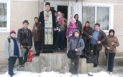 Venirea preotului, anunţată prin strigătul „Chiraleisa!“, la Sadova Poza 74626