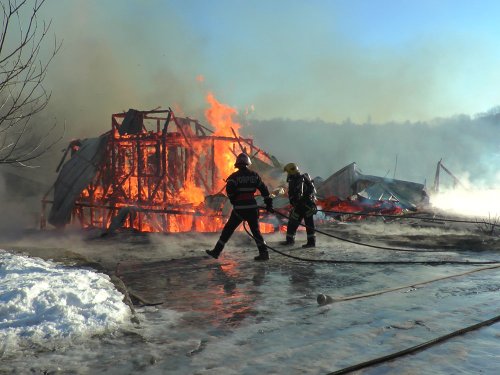 Centrul eparhial şi seminarul din Suceava, distruse în urma unui incendiu Poza 74564