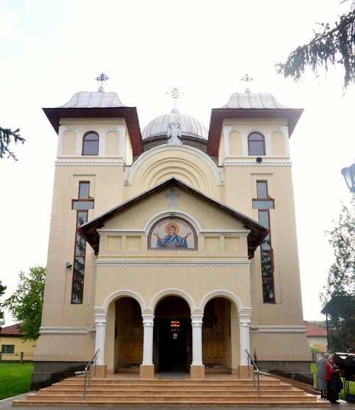 Slujbă arhierească la Biserica „Sfânta Parascheva“ din Strehaia Poza 74458