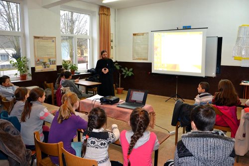 Întâlnire cu tinerii şi copiii din Parohia Fârliug Poza 74193