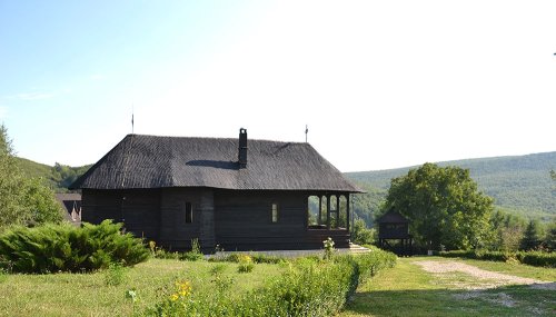 Bisericuţa din Pogleţ, un hrisov al timpului înveşnicit în lemn Poza 74087