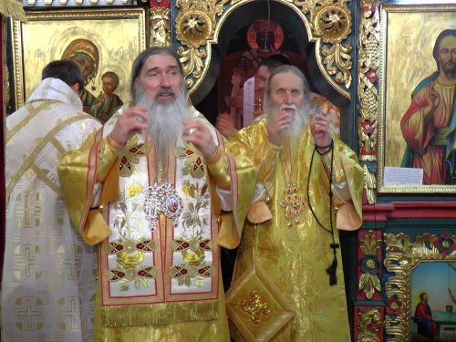 Liturghie cu doi arhierei, în localitatea natală a IPS Arhiepiscop Teodosie Poza 73989