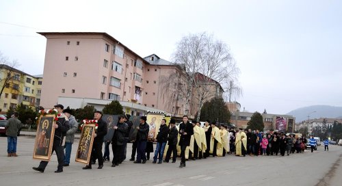 Sfintele icoane, cinstite prin procesiune la Târgu Ocna Poza 73550