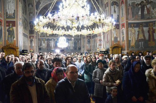 Slujiri arhiereşti în Duminica Sfintei Cruci Poza 73304