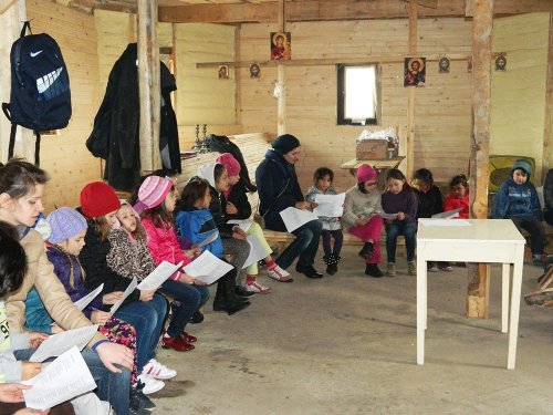 70 de copiii clujeni au vizitat comunitatea rromă din Pata Rât Poza 72965