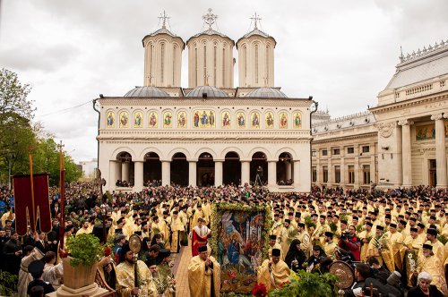 Procesiunea din ajunul praznicului Floriilor, mărturisire publică a credinţei în Jertfa şi Învierea lui Hristos Poza 72949