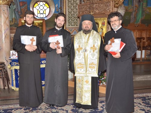 Noi duhovnici în Episcopia Devei şi Hunedoarei Poza 72897