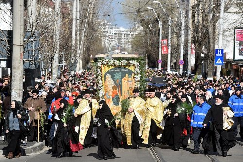 Duhovnicească prăznuire cu stâlpări şi ramuri verzi Poza 72841