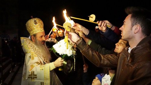 Comuniune în noaptea Învierii în Mitropolia Moldovei şi Bucovinei Poza 72709