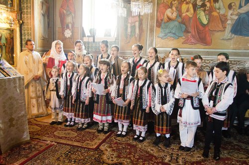 Concert de colinde pascale în Parohia Siretu Poza 72648