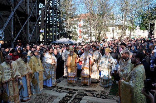 Mii de credincioşi botoşăneni l-au cinstit pe Sfântul Mare Mucenic Gheorghe Poza 72496