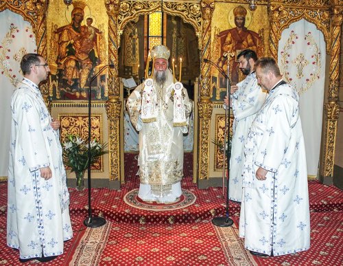 Liturghie arhierească la Catedrala Mitropolitană din Craiova Poza 72193