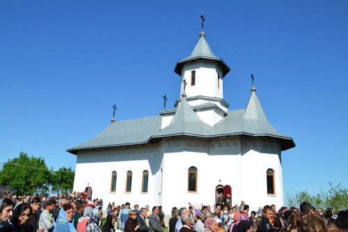 Sfinţirea bisericii din Medeleni Poza 72196