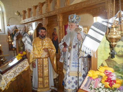 Liturghie arhierească în Parohia Chişcăreni, Protopopiatul Săveni Poza 72179