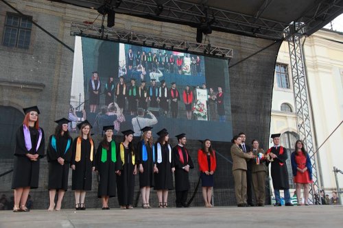 Festivitate de absolvire în Piaţa Mare din Sibiu Poza 71970