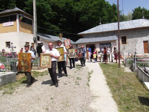 Parohia Poieniţa a organizat o procesiune cu sfintele icoane Poza 71834