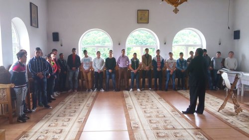 Tineri de la Centrul de Reeducare Buziaş în pelerinaj la Bocşa-Vasiova Poza 71817