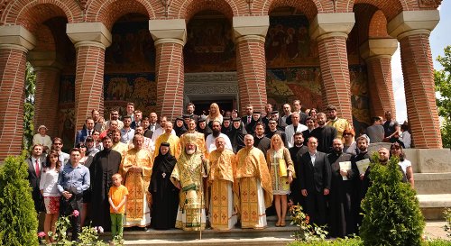 Centrul de presă BASILICA, sprijin mediatic în misiunea parohiei și a mănăstirii azi Poza 71761