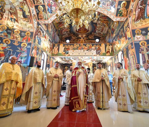 Patriarhul României a târnosit Biserica „Sfânta Fecioară Maria” Poza 71599