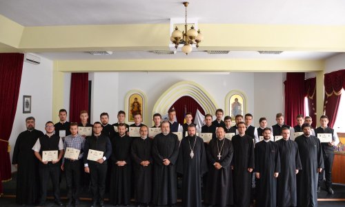 Seminariștii premianți și-au primit diplomele de merit Poza 71345
