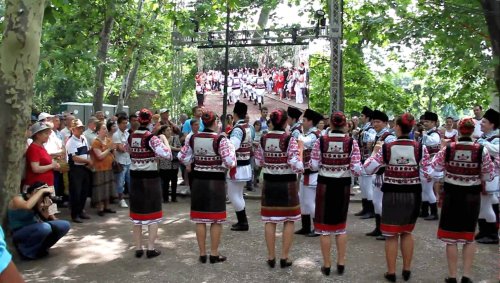 Muzici şi tradiţii în Cişmigiu Poza 71281