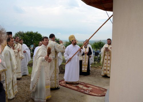 Biserica Parohiei Schineni a fost târnosită Poza 70929