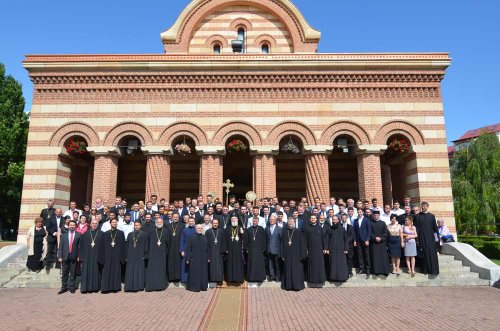 Absolvenţii Facultăţii de Teologie din Târgovişte au depus jurământul Poza 70774