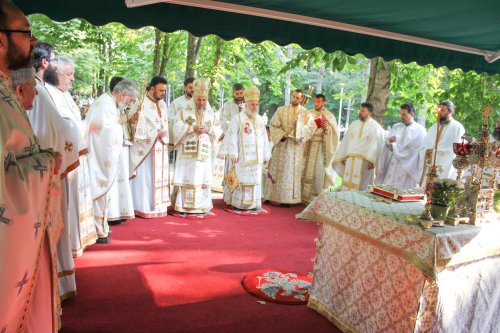 Slujbe și procesiuni pentru Sfântul Mare Mucenic Pantelimon Poza 70557