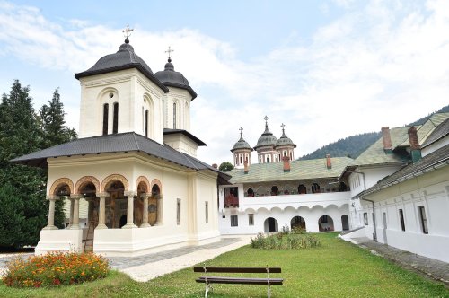 Biserica Mănăstirii Sinaia va fi resfinţită Poza 70232