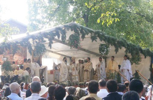 Biserica „Sfântul Gheorghe“ din Huşi a fost sfinţită Poza 70171