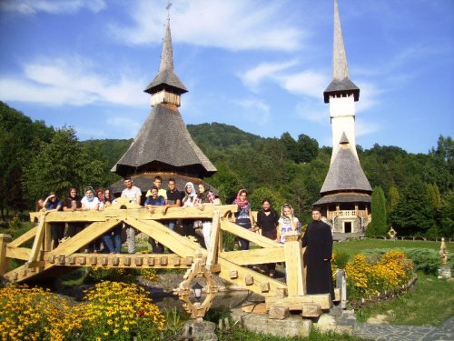 Tineri clujeni în pelerinaj la mănăstirile maramureşene Poza 69999