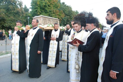 Pelerinaj cu moaștele Sfântului Nectarie la Roșiorii de Vede Poza 69799