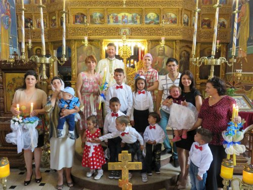Nouă botezuri sociale la Biserica „Sfinții Voievozi” din Urlați Poza 69775