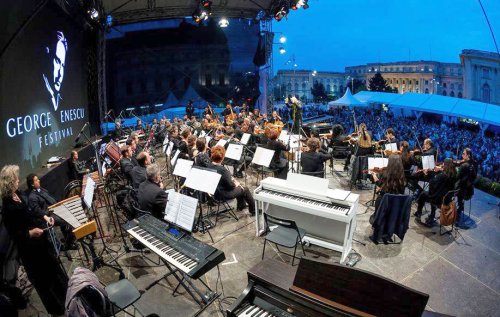 Piața „George Enescu”, învăluită în farmecul muzicii  Poza 69617
