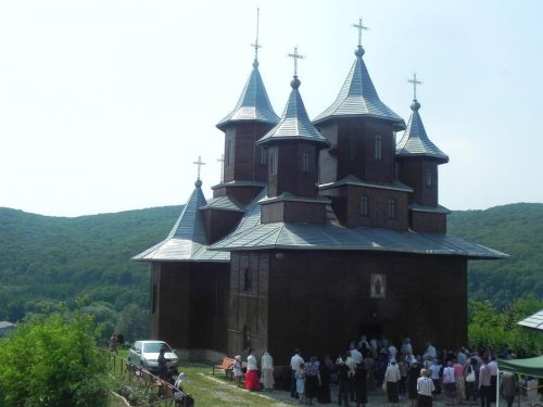 Hramuri închinate sărbătorii Acoperământului Maicii Domnului, în Moldova Poza 69283