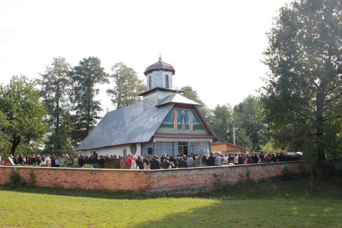 Biserica din Cărpiniș a fost resfințită Poza 69179