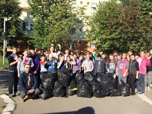 Liceul Ortodox din Oradea, în campania de ecologizare „Let's do it, Romania” Poza 69148
