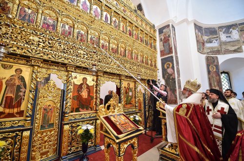 Patriarhul României a sfinţit noua catapeteasmă a bisericii Palatului Cotroceni Poza 69158
