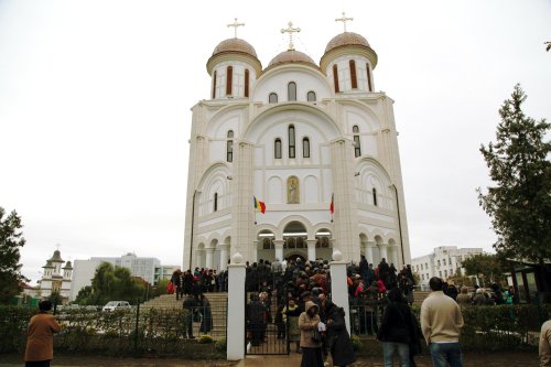 „Catedrala Copiilor” din Buzău a fost târnosită Poza 68994