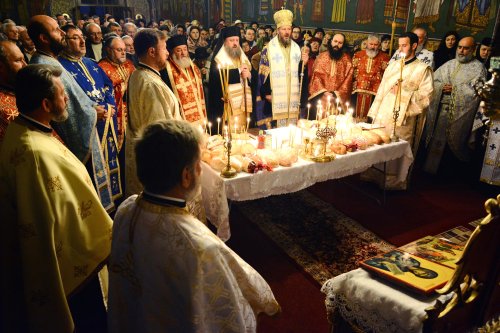 Trei ierarhi la hramul Bisericii „Sfânta Parascheva“ din Iaşi Poza 68895