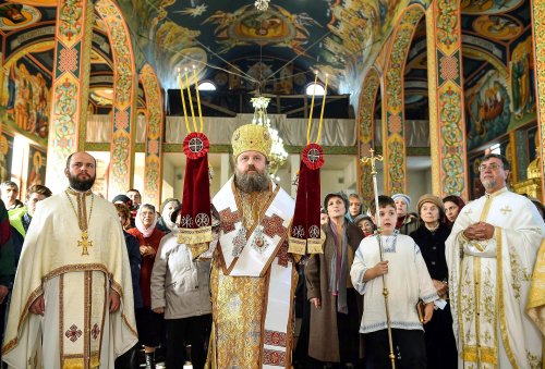 Liturghie arhierească la Biserica „Acoperământul Maicii Domnului”-Titan Poza 68454