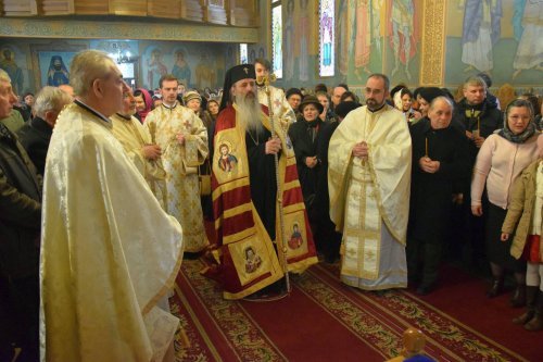 Enoriaşii Parohiei „Sfântul Nicolae“ - Socola şi-au cinstit ocrotitorul împreună cu IPS Teofan Poza 67773
