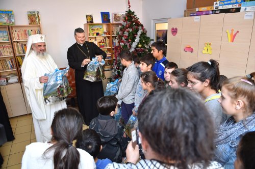 Patriarhul României în mijlocul copiilor Poza 67390