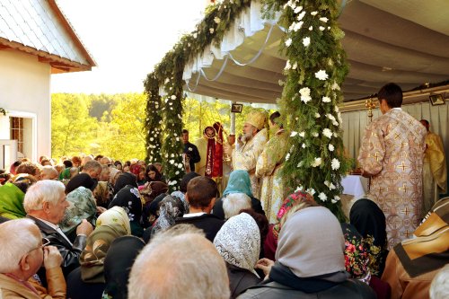 Liturghie și filantropie în Albele-Bacău Poza 66596