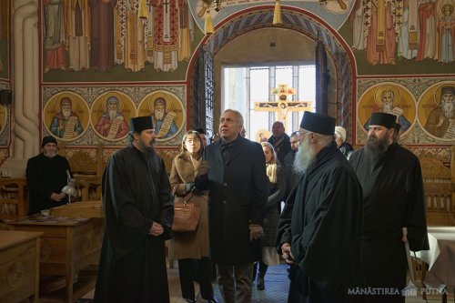 Ambasadorul Statelor Unite ale Americii la Bucureşti, în vizită la Mănăstirea Putna Poza 66228